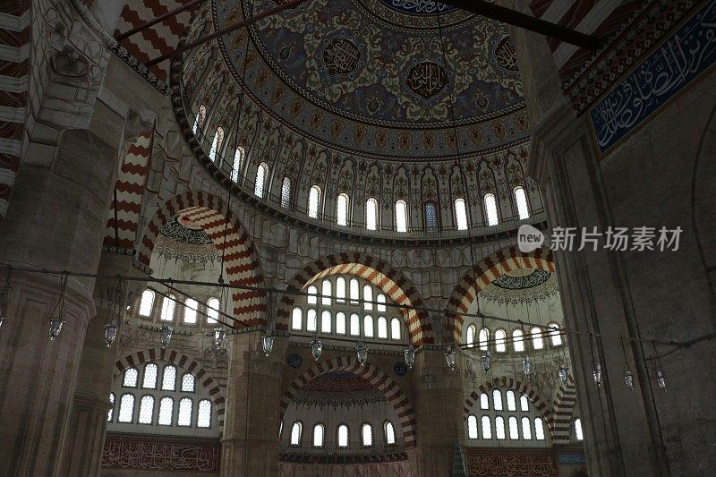 Edirne Selimiye清真寺天花板，圆柱，圆顶和墙壁细节，穹顶上有阿拉伯文字